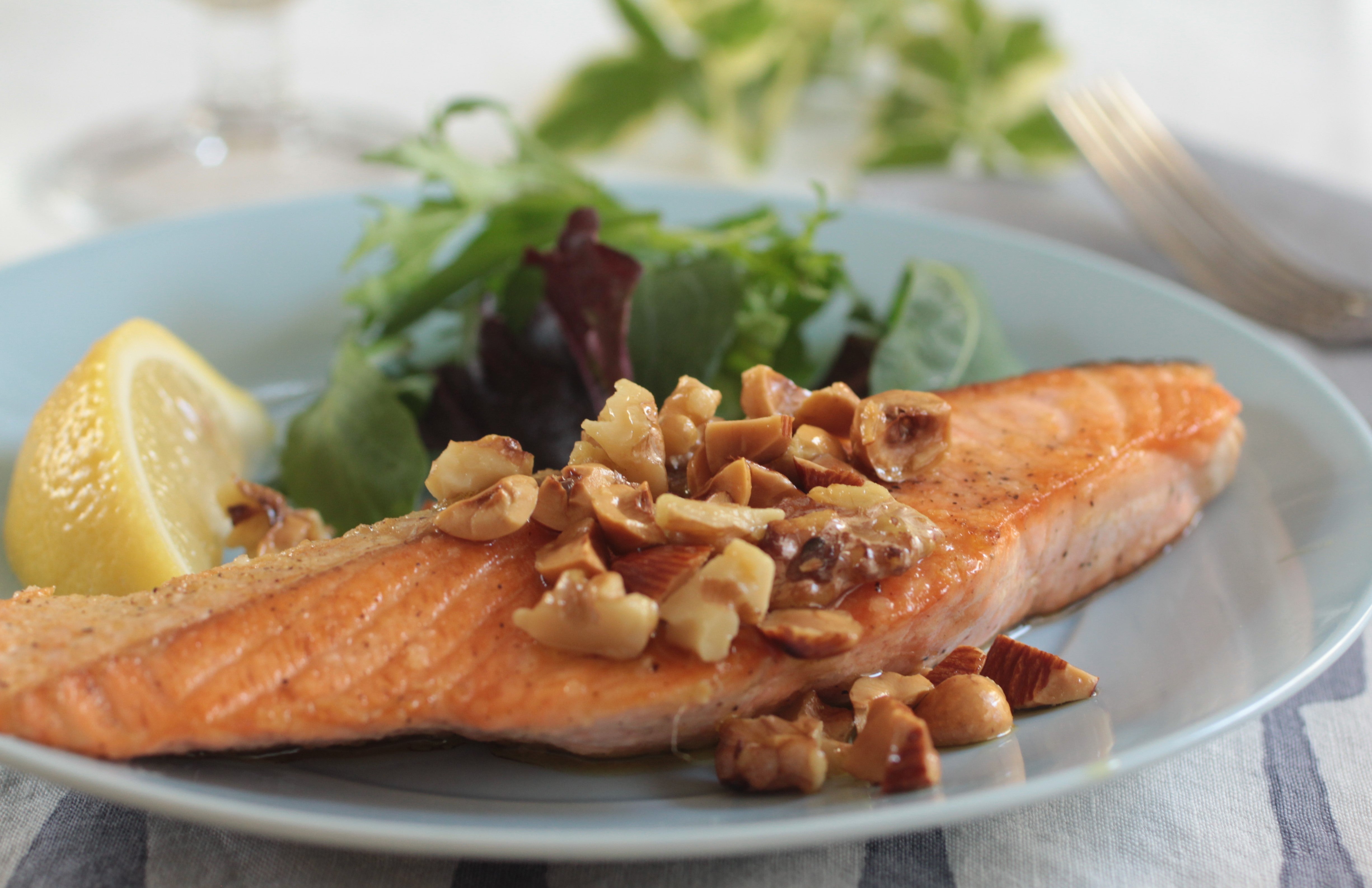 ロカボナッツのソースを使用したサーモンソテーのレシピ