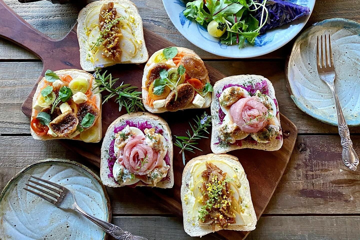 three-types-of-fig-tartines