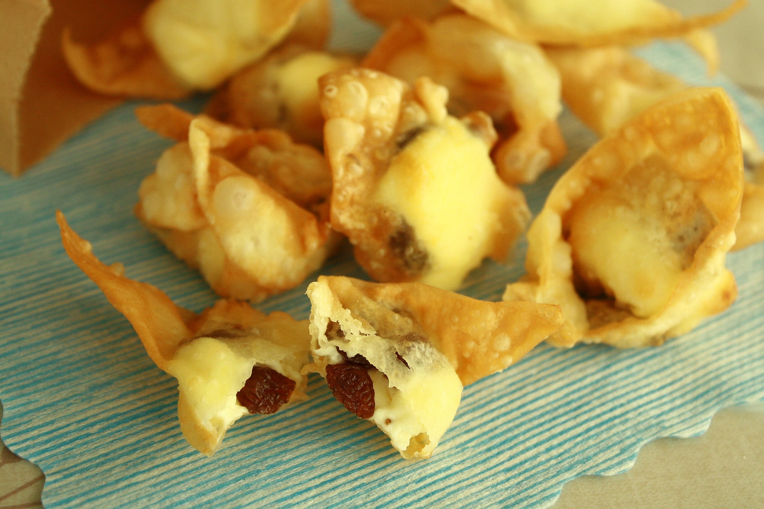 Deep-Fried Wontons with Raisins and Cream Cheese