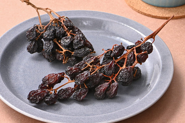 摘みながら食べるレーズン 